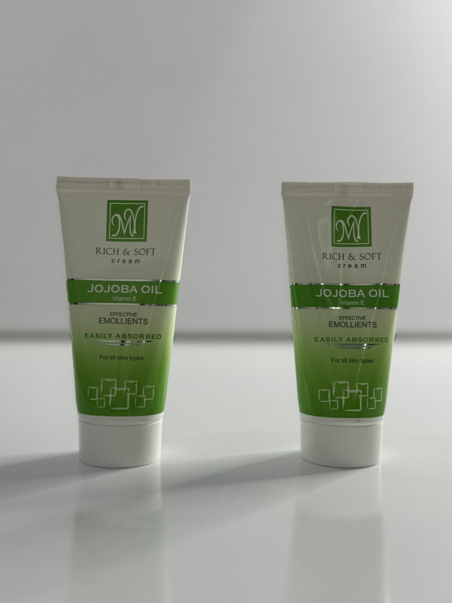 کرم مرطوب کننده وآبرسان مای جوجوبای