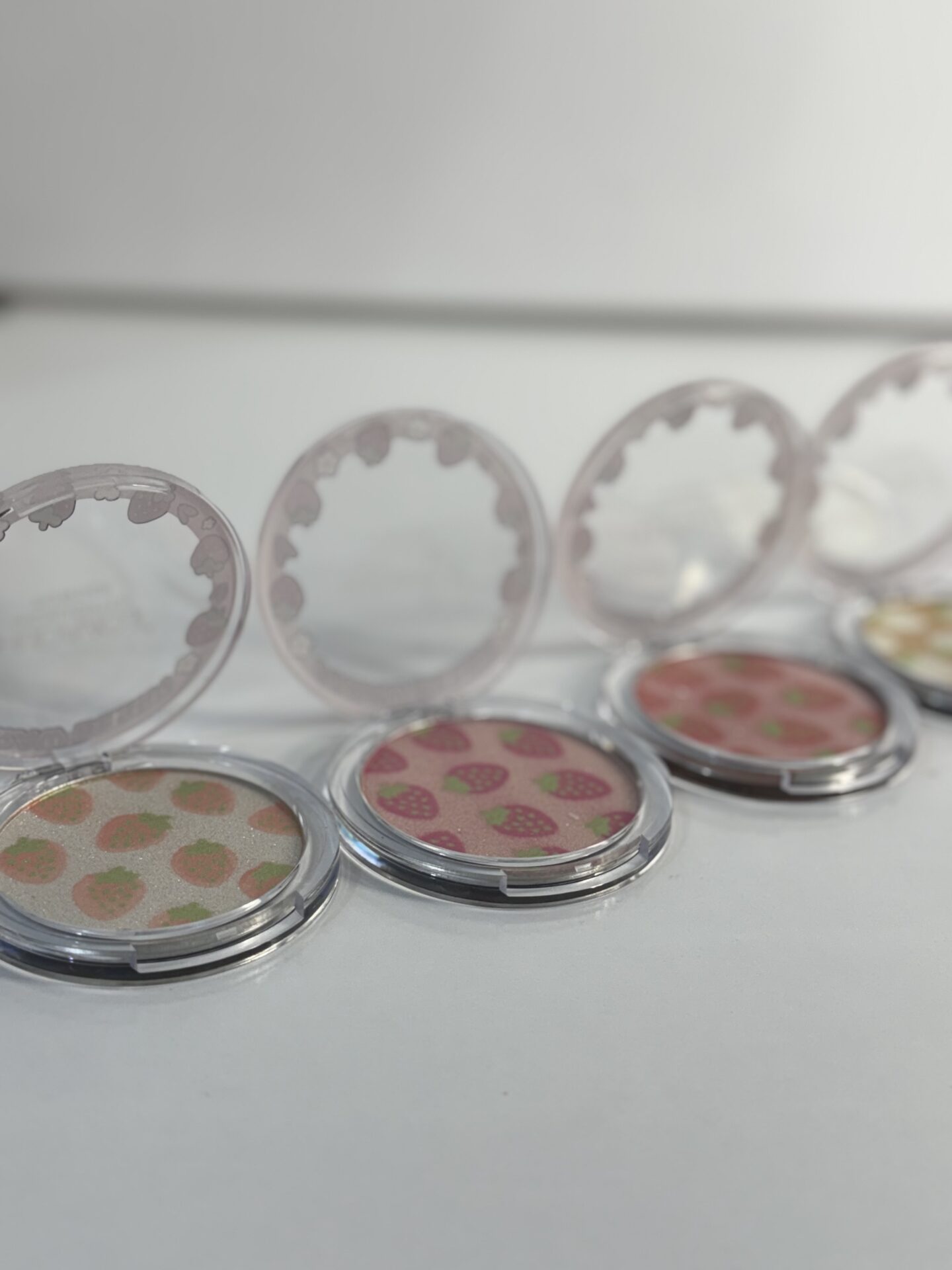 هایلایتر توت‌فرنگی اصل 🍓 | هایلایتر براق و طبیعی برای پوست درخشان