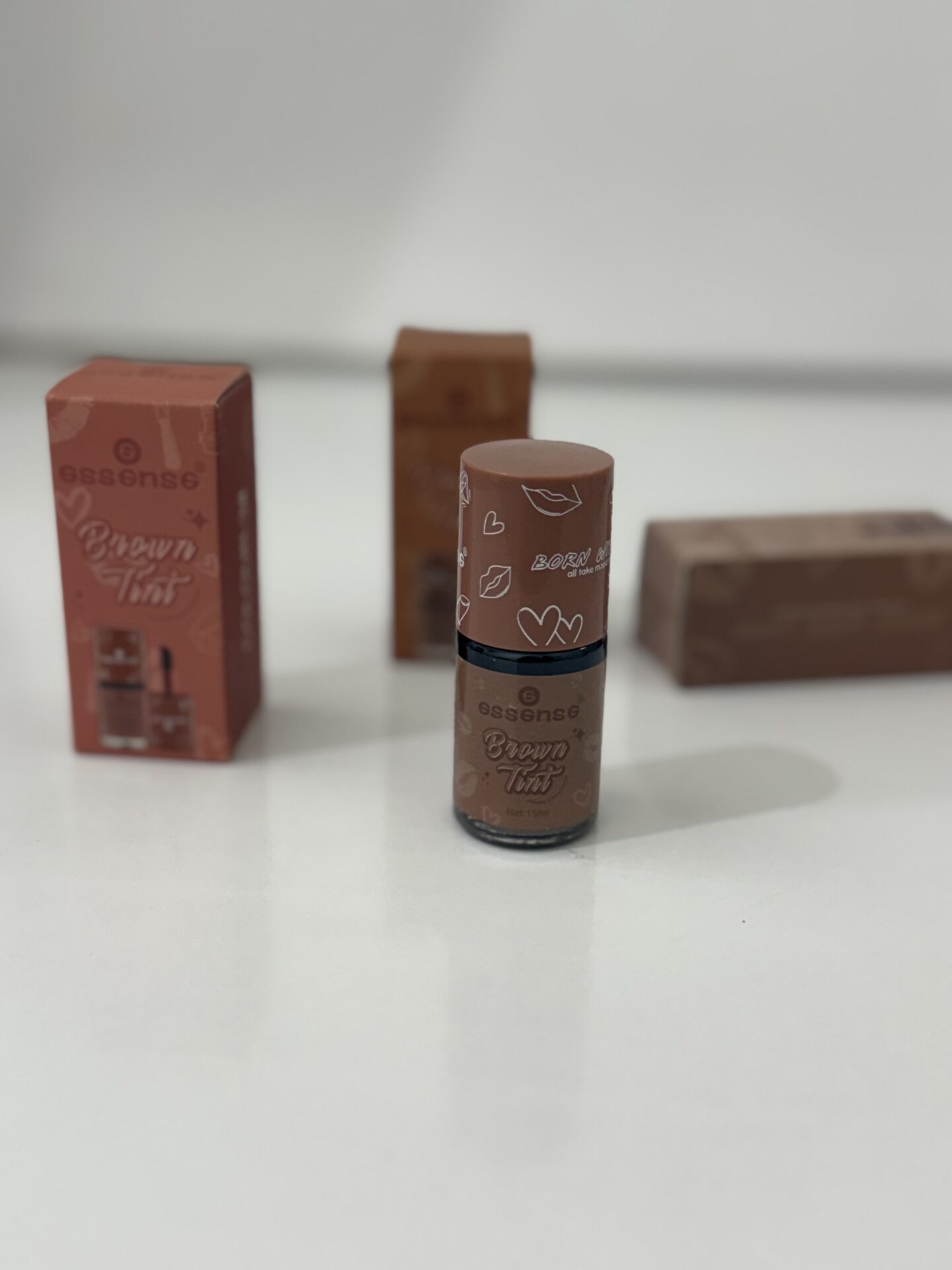 تینت لب قهوه‌ای مایع اسنس