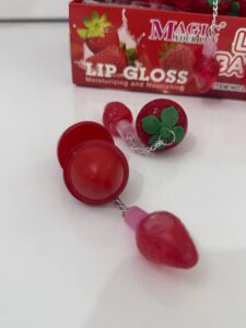 
بالم لب و لیپ گلس توت‌فرنگی؛ خوشبو، آبرسان و فانتزی – مخصوص دخترونه
