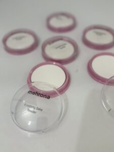 پودر فیکس مهرونا با بافت سبک و مات‌کننده آرایش