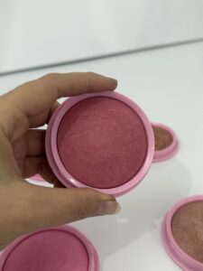 رژگونه مهرونا رنگ صورتی ملایم بافت مخملی
