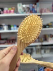 برس کردن مو با برس چوبی بامبو اصل مناسب موهای آسیب‌دیده
