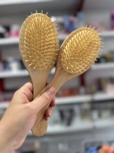 جزئیات دندانه‌های چوبی برس بامبو اصل مناسب ماساژ پوست سر