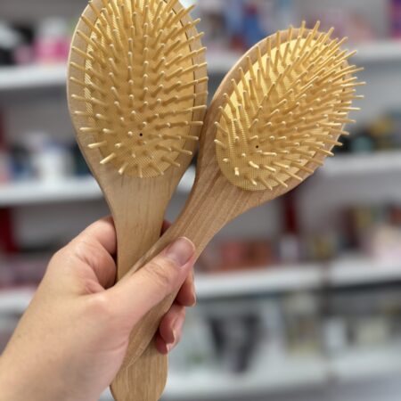 جزئیات دندانه‌های چوبی برس بامبو اصل مناسب ماساژ پوست سر