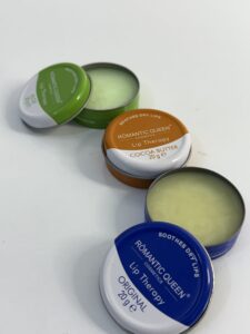 آبرسان وازلین خالص + آلوئهورا | مناسب خشکی و ترک لب | ماندگاری بالا | نرمکننده و ترمیمکننده قوی