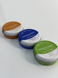 نرم‌کننده و براق‌کننده لب | حاوی عصاره کاکائو | آبرسان و مرطوب‌کننده قوی | مناسب انواع پوست | قابل‌استفاده برای خانم‌ها و آقایان
