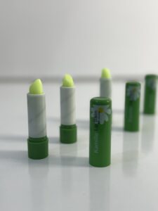 آبرسان و ترمیم‌کننده قوی لب | حاوی عصاره بابونه | ضدالتهاب و ضدترک | مناسب مصرف روزانه

