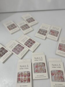 ناخن مصنوعی طرح کاشت بچگانه با طراحی‌های کارتونی و فانتزی، چسب بدون حساسیت و جنس نرم و سبک. مناسب دختران ۳ تا ۱۰ سال با نصب آسان و ظاهر کاملاً شبیه ناخن کاشت واقعی.
