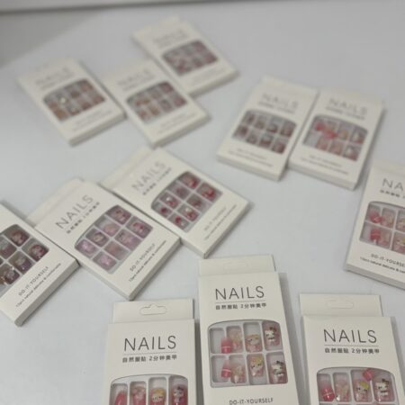 ناخن مصنوعی طرح کاشت بچگانه با طراحی‌های کارتونی و فانتزی، چسب بدون حساسیت و جنس نرم و سبک. مناسب دختران ۳ تا ۱۰ سال با نصب آسان و ظاهر کاملاً شبیه ناخن کاشت واقعی.