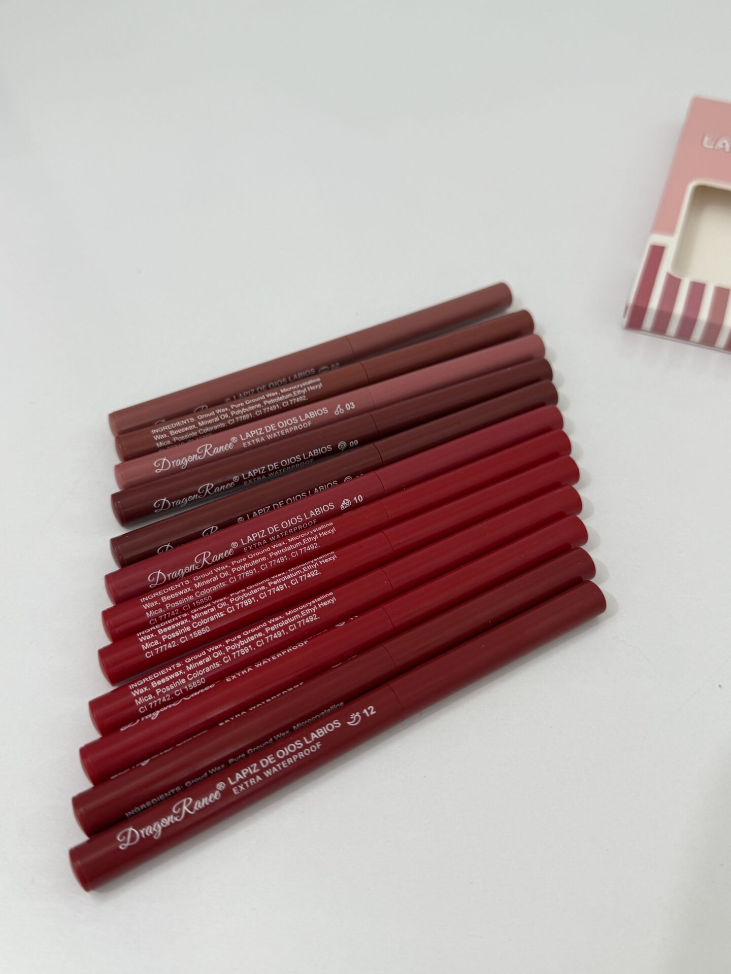 خط لب پیچی دراگون | خط لب و رژلب دوکاره، بدون نیاز به تراش، بافت نرم و ۱۲ رنگ جذاب