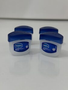 آبرسان و نرم‌کننده لب – نسخه جیبی و سبک – مناسب انواع پوست – قابل‌استفاده روزانه