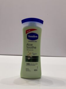 لوسیون بدن آلوئه ورا وازلین اصلی؛ آبرسان قوی، نرم‌کننده و مناسب استفاده روزانه
