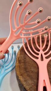 ماساژور سر ۹ شاخه برای کاهش سردرد، ریلکسیشن و تحریک پوست سر. سبک، کاربردی و مناسب استفاده روزانه.
