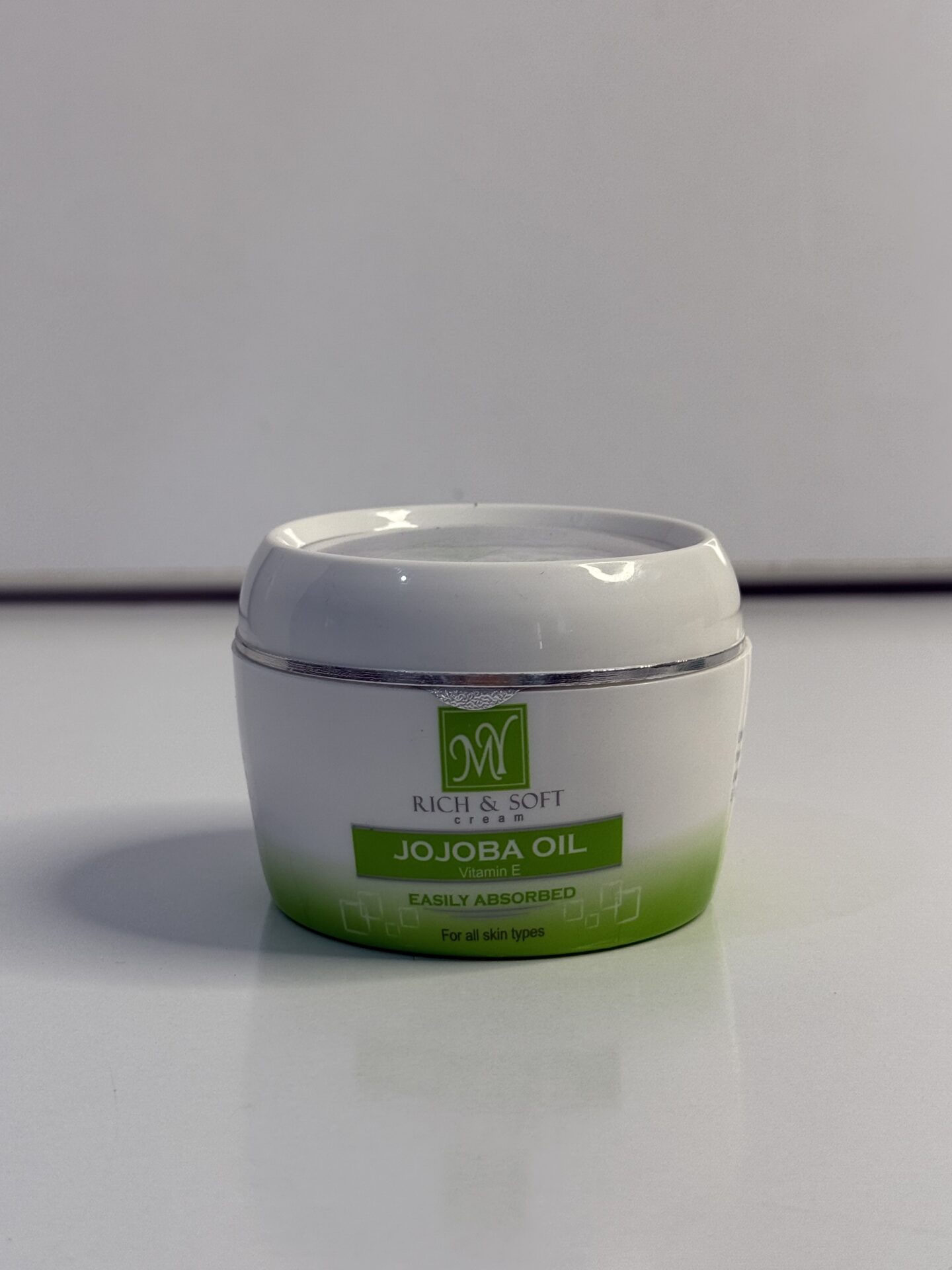 کرم مرطوب‌کننده مای مدل جوجوبا کاسه‌ای | آبرسان و نرم‌کننده پوست با جذب سریع