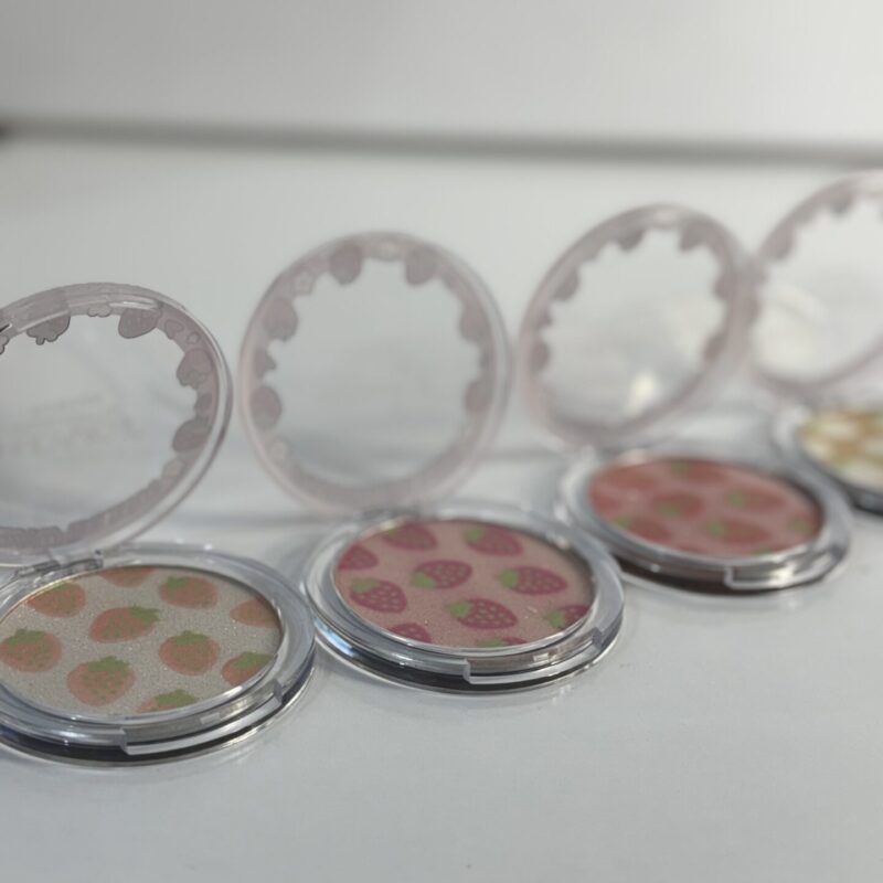 هایلایتر توت‌فرنگی اصل 🍓 | هایلایتر براق و طبیعی برای پوست درخشان