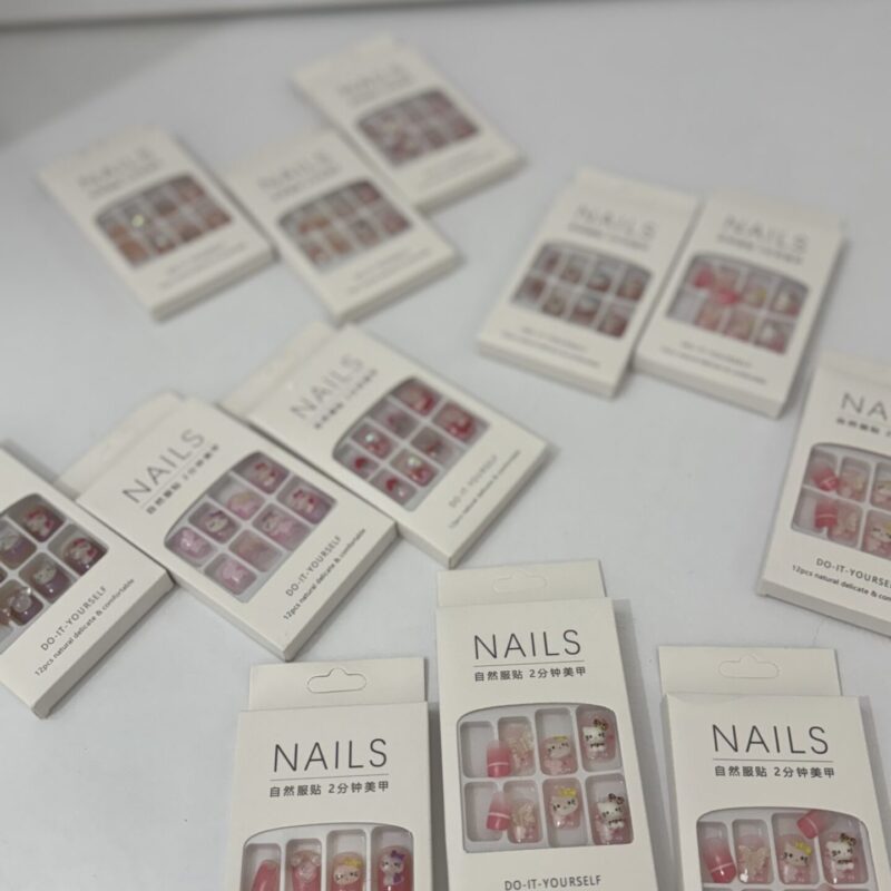 ناخن مصنوعی طرح کاشت بچگانه با طراحی‌های کارتونی و فانتزی، چسب بدون حساسیت و جنس نرم و سبک. مناسب دختران ۳ تا ۱۰ سال با نصب آسان و ظاهر کاملاً شبیه ناخن کاشت واقعی.